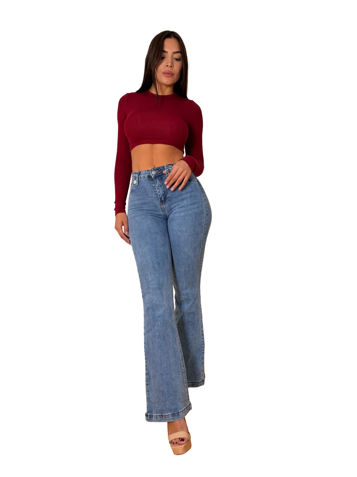 Modelo con jean claro de bota ancha, vista frontal